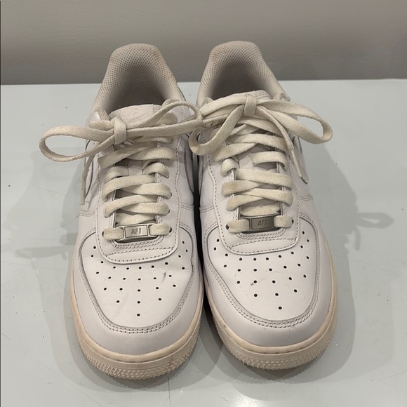 Nike Air Force 1 Women’s Triple White Sneakers 8.5 MINT CONDITION - Picture 2 of 9